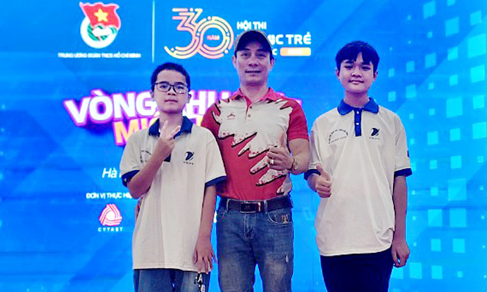 Em Cao Minh Sơn (ngoài cùng bên trái) cùng thầy giáo và bạn.